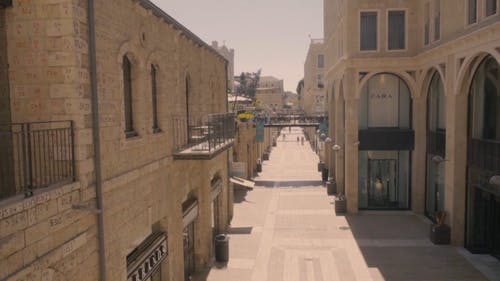 在耶路撒冷几乎空荡荡的购物中心上行走的妇女 · 免费素材视频