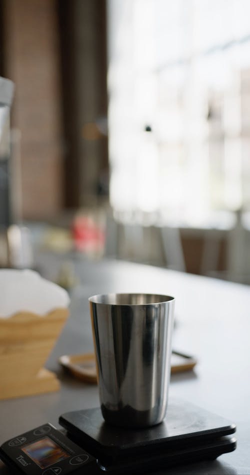 称量完美风味的咖啡豆 · 免费素材视频