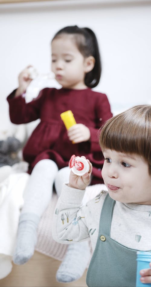 孩子们玩泡泡机玩具 · 免费素材视频