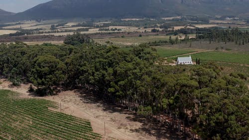 教会在农场的航拍 · 免费素材视频