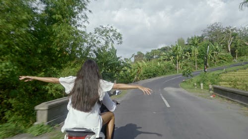 一对夫妇骑着摩托车去乡村旅行 · 免费素材视频