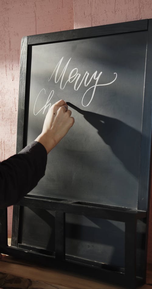 书法在黑板上写的圣诞节问候 · 免费素材视频