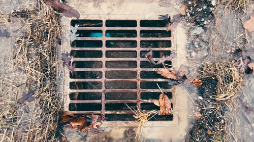 水流入下水道 · 免费素材视频