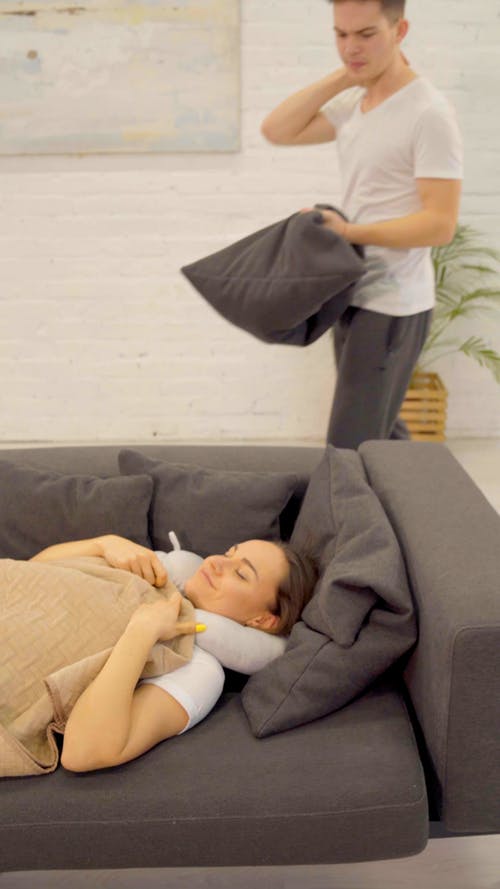 男人交换女人用的枕头 · 免费素材视频