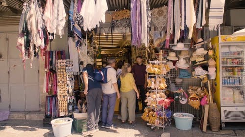 游客从纪念品商店购买纪念品 · 免费素材视频