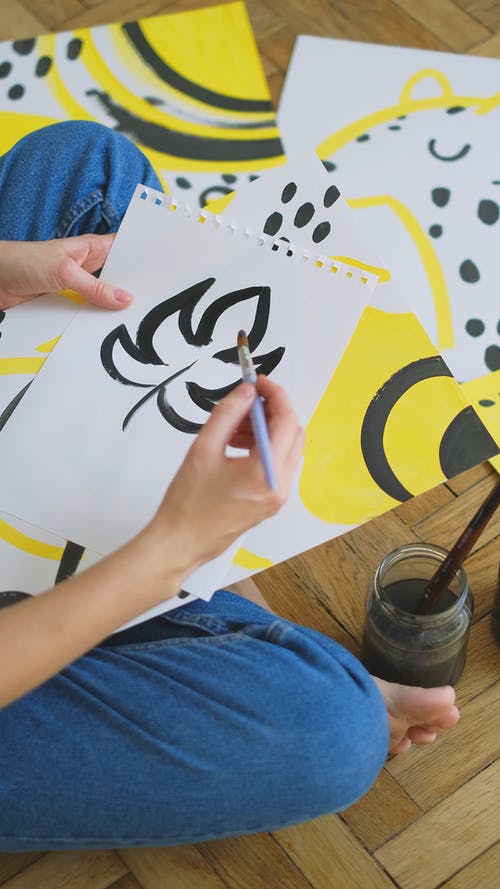 画黑叶的人 · 免费素材视频