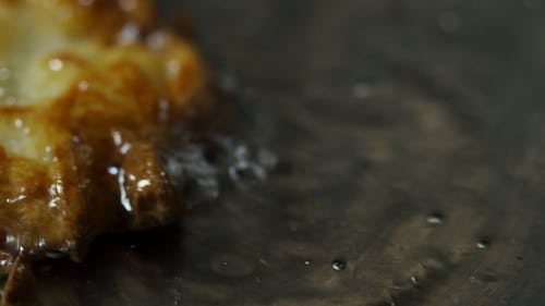 在热食油中油炸来烹饪食物 · 免费素材视频