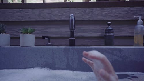 水倒入浴缸 · 免费素材视频
