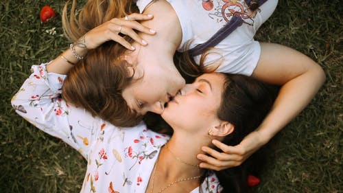 一对情侣躺在草地上接吻 · 免费素材视频