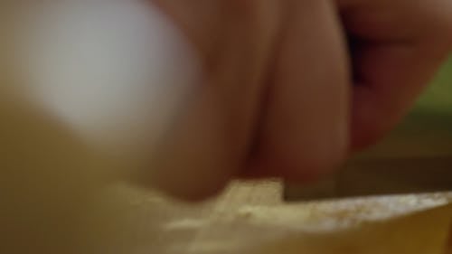 一个人用刀切黄瓜 · 免费素材视频