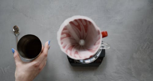将咖啡粉倒入过滤杯中 · 免费素材视频