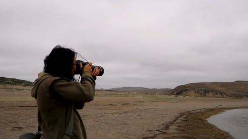 摄影师使用现代相机拍摄自然 · 免费素材视频