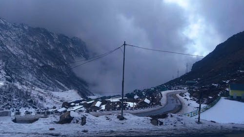 山顶上的一个小镇的镜头 · 免费素材视频