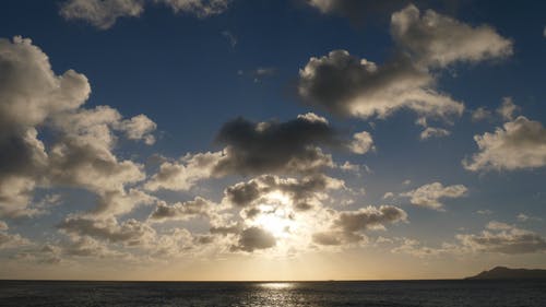 乌云笼罩的太阳的视图 · 免费素材视频