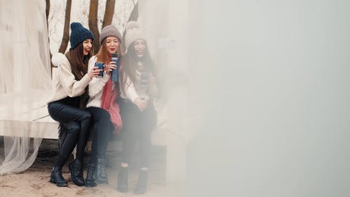 有关（顶部有小羊毛球的）羊毛帽子, 围巾, 坐的免费素材视频