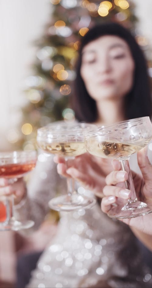女人在聚会上和朋友喝红酒 · 免费素材视频