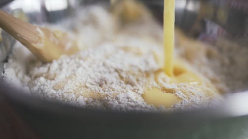 在搅拌碗里搅拌面粉和炼乳 · 免费素材视频