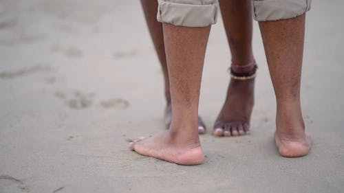 人们站在沙滩上的脚 · 免费素材视频