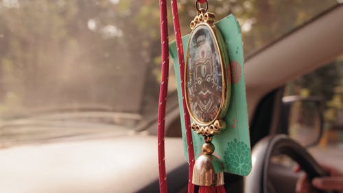 幸运符装饰挂在汽车的后视镜上 · 免费素材视频