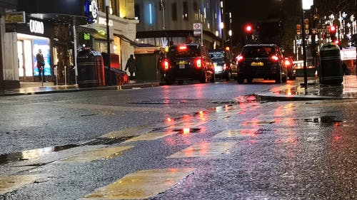 雨夜伦敦街的交通 · 免费素材视频