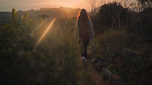 有关在日落时走的女人, 女人走路, 户外探险的免费素材视频