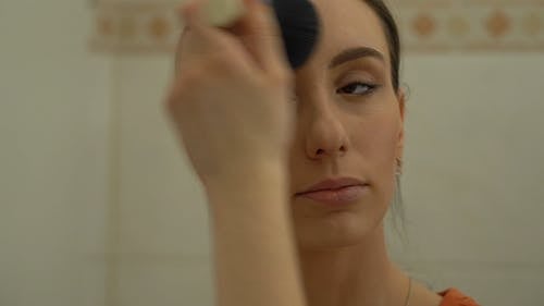 一个女人在她的脸化妆 · 免费素材视频