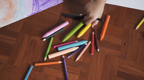 有关彩色铅笔, 木地板, 木制铅笔的免费素材视频