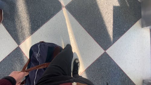 一个人走着一个旅行袋 · 免费素材视频