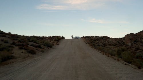 在沙漠土地上发生故障的车辆 · 免费素材视频