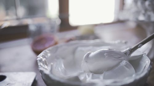 用糖霜装饰蛋糕 · 免费素材视频