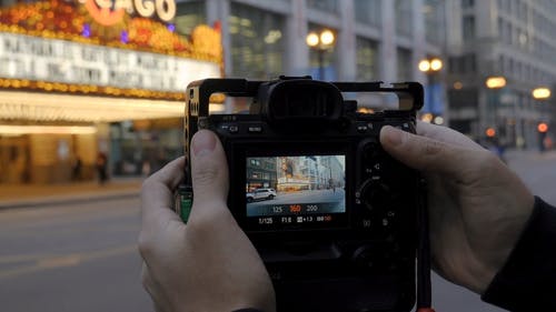 摄影师设置他的数码相机拍摄芝加哥剧院正面的照片 · 免费素材视频