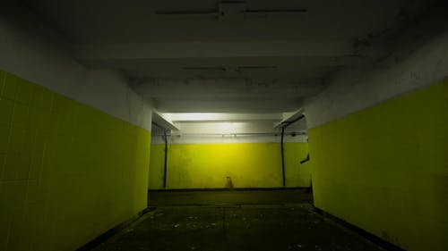一对夫妇手牵着手在地下通道走廊 · 免费素材视频