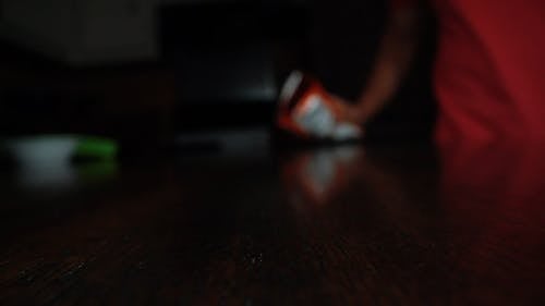 在一张木桌的表面传播垃圾食品 · 免费素材视频