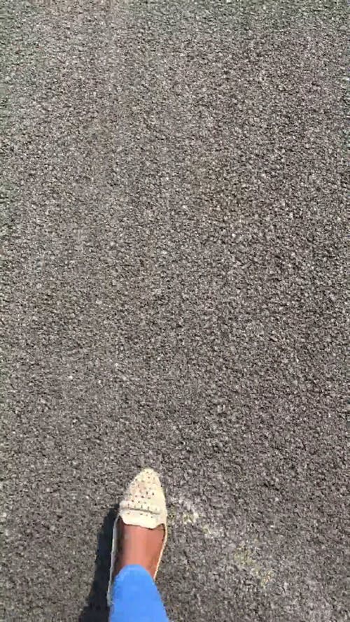 有关垂直视频, 步行, 混凝土路面的免费素材视频