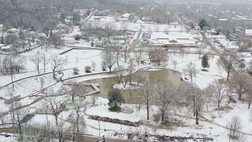 白雪覆盖的公园的航拍 · 免费素材视频