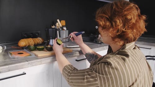 有关刀, 在家, 坐下的免费素材视频