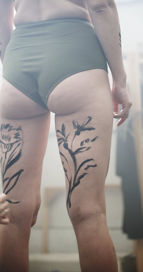 一个女人的双腿身体彩绘 · 免费素材视频
