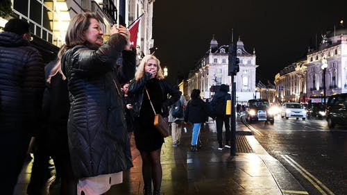 一个女人用手机录制伦敦地标 · 免费素材视频