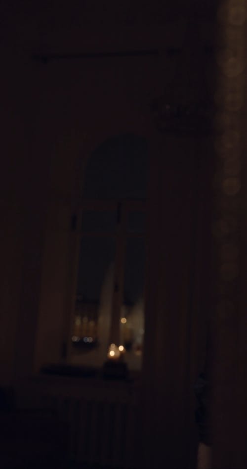 一个人站在黑暗的房间里 · 免费素材视频