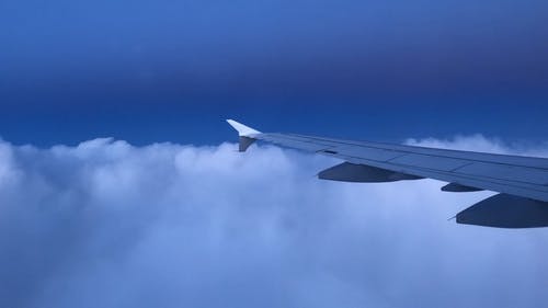 有关在云层之上, 在飞行中, 机翼的免费素材视频