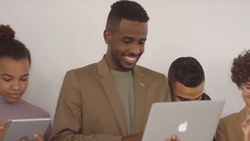 人们站着，每个人都使用不同类型的小工具 · 免费素材视频