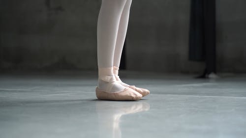 穿芭蕾舞鞋的人练习芭蕾舞 · 免费素材视频