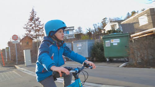 骑自行车的男孩 · 免费素材视频