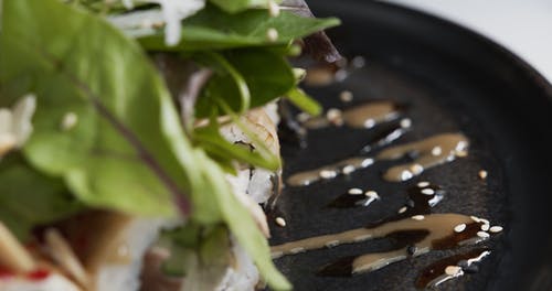 电镀寿司卷中的美食艺术演示 · 免费素材视频