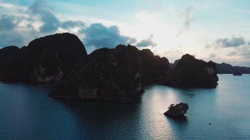 小船将游客带到海上自然山岩群岛 · 免费素材视频