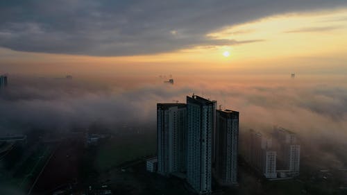 雾笼罩的城市 · 免费素材视频
