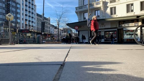在安特卫普市街繁忙的人行道上行走的人 · 免费素材视频