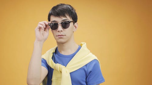 男子摘太阳镜 · 免费素材视频