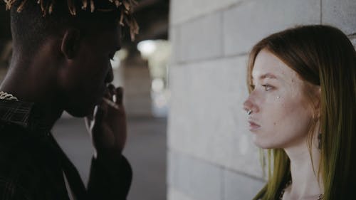 情侣吸烟和接吻 · 免费素材视频