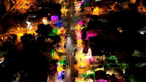 晚上在街上的彩灯的航拍 · 免费素材视频